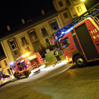 Los vehículos antiincendios del Parque de Bomberos de León junto a efectivos policiales, en la Plaza de Riaño.