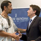 Foto de archivo en la que el doctor Cavadas saluda al conseller de Sanidad valenciano.