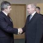 Brown saluda al número dos del Ejecutivo autónomo, Martin McGuinness, del Sinn Fein