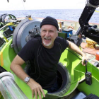 James Cameron, en el vehículo que le lleva a las profundidades abisales.