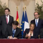 Rajoy y Hollande durante la firma de uno de los acuerdos logrados en la cumbre.