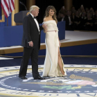 Melania Trump, junto a Donald Trump, en el baile en homenaje a las Fuerzas Armadas.