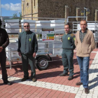 Representantes de Apafle en Riaño junto a los dos remolques con las colmenas.