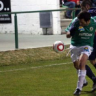 Javi Flórez intenta escaparse de un defensor. Suya fue ayer la mejor ocasión para el Astorga.