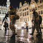 Soldados belgas vigilan en la Grand Place de Bruselas.