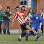 Fernando, a la derecha, despeja el balón a pesar de la oposición de un contrario.