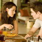La pareja formada por Kristen Stewart y Robert Pattinson inicia en este filme una nueva etapa como padres de una niña.