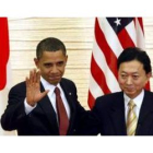 Obama finaliza una rueda de prensa con el primer ministro japonés, Yukio Hatoyama, ayer en Tokio.