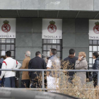 Aficionados esperando para conseguir sus entradas en el Cultural-Barcelona de hace siete años.
