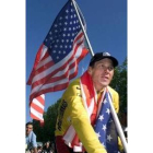 Lance Armstrong, con la bandera de su país, tras ganar la ronda gala