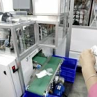 Una farmacéutica revisa los fármacos que produce una robot en un laboratorio