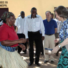 La reina Sofía se unía ayer a las mujeres que bailaban en el municipio de Manhiça.
