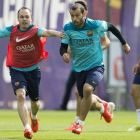 Iniesta y Mascherano juegan con un balón de rugby durante el entrenamiento del Barça.