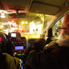Los mayores quedan maravillada del viaje en taxi que les permite recorrer las calles iluminadas de la ciudad.