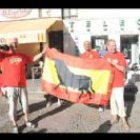 León, en la calle con La Roja