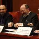 Saül Gordillo, Vicent Sanchis y Núria Llorach, en la comisión de control de la CCMA, en el Parlament.