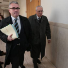 Luis Frontela, a la derecha, en los juzgados de Leon.