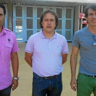 Andrés Fernández, en el centro, junto al que fuera director deportivo de la Cultural, Óscar Díez, a la izquierda. DL