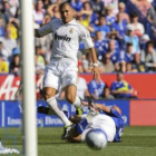 Benzema y el defensa del Leicester City Paul Konchesky luchan por el balón.