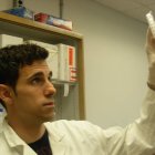 César de la Fuente en el centro de investigación canadiense en el que trabaja.