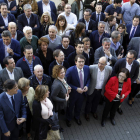 Fernández Mañueco, ayer, rodeado de militantes tras anunciar su candidatura en Salamanca. EFE