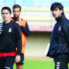 Juan Ferrando, a la derecha, sigue las evoluciones de sus jugadores durante el entrenamiento diario de la Cultural.