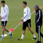 Kaká (i) en uno de los últimos entrenamientos del Madrid junto a Cristiano y Mourinho.