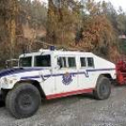 Vehículo «Hummer» de la Ertzaintza, en las cercanías del monte en el que se encontró el zulo