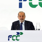 El empresario mexicano Carlos Slim, flanqueado por Esther Koplowitz y su hija, Esther Alcocer Koplowitz, presidenta de FCC, en su primera intervención como accionista mayoritario de la compañía.