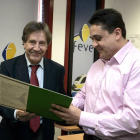 Ángel Villalba, entrega los diplomas con los que se clausura la primera promoción de conductores de tranvía