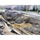 Las obras para arreglar una avería de las tuberías de agua han originado este socavón en el Paseo de Salamanca.