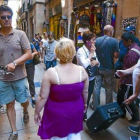 Paseantes y compradores, en una de las pequeñas y concurridas calles del Gòtic.