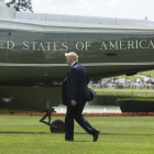 Trump camina por el jardín de la Casa Blanca antes de subir al helicóptero presidencial. M. REYNOLDS
