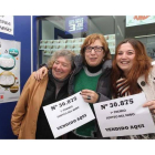 Las dependientas de la administración de Ponferrada, Consuelo Lozano y Susana Reguera, festejan con cava el segundo premio.