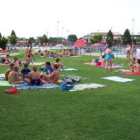 Bañistas disfrutan de una calurosa tarde de agosto en las piscinas de Trobajo.