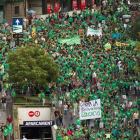 Vista general de la manifestación que bajo el lema "Contra la imposición, defendamos la educación" ha recorrido las principales calles de Palma de Mallorca, en apoyo a la huelga de docentes, que comenzó el pasado 16 de septiembre, y en contra del decreto