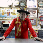 Manuel Cáceres, conocido como Manolo el del Bombo, posa en el bar que regentó en Valencia.