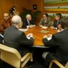 El alcalde, quinto por la derecha, en un momento de la reunión con los técnicos de Iberdrola