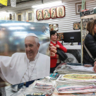 Una imagen del papa Francisco ofrecida a la venta, cerca a la Basílica de Guadalupe, en Ciudad de México. EFE/Alex Cruz