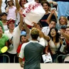 El español Juan Carlos Ferrero arroja pelotas al público tras concluir su partido en Australia