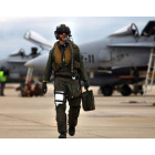 Un militar español abandona la pista, tras participar en unos vuelos de entrenamiento con F-18, el pasado marzo, en la base de Torrejón de Ardoz.