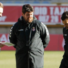 Rubén de la Barrera, a la derecha de la imagen, junto a sus ayudantes en las labores técnicas de la Cultural. MARCIANO PÉREZ