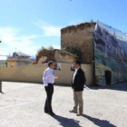 Carlos López Riesco, ayer ante los solares donde se edificará, con el director de los museos de Ponf