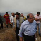 Juan Vicente Herrera y Suárez-Quiñones visitan una de las zonas afectadas por el incendio intencionado de La Cabrera.