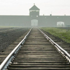 La vía de tren que conduce al campo nazi de Auschwitz.