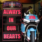 La moto de Luis Salom, en el box de su equipo, junto a la inscripción 'Siempre en nuestros corazones'.