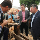 Juan Martínez Majo y Ángel Calvo, ayer con los artesanos en Páramo del Sil.