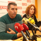 Ricardo Fernández y Laura Martínez, en la sede de CC OO. L. DE LA MATA