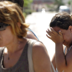 Dos mujeres lloran desconsoladas ante la tragedia.