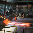 Interior de la factoría Aceros Roldán de Santo Tomás, en el área de laminación